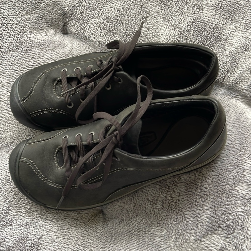 Keen Presidio shoes. Size 9
